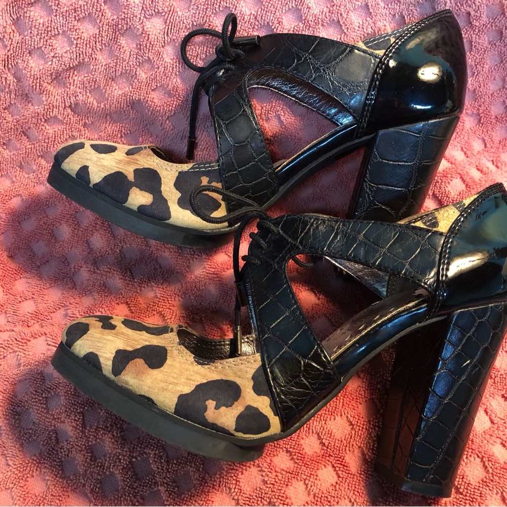 Shoe - Picture 1 of 4